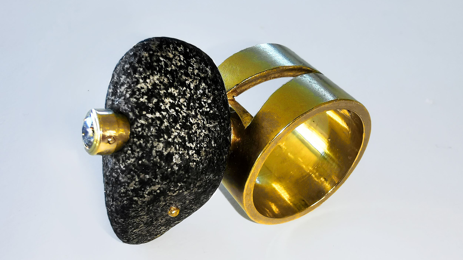 Großer Ring „Königsring 2“ — Drehbar, Granit mit Glimmer, Brillant, 750 Gold